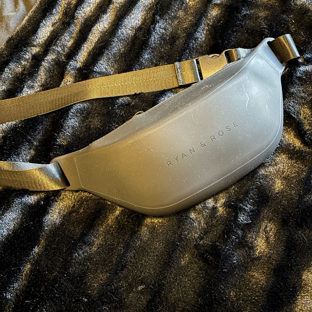 Ryan & Rose Silicone Beltbag